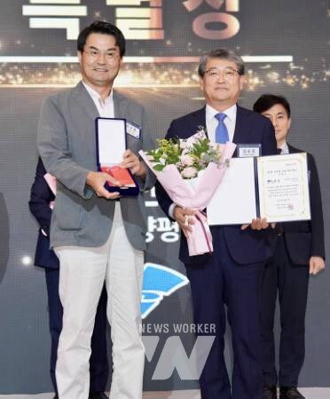 전남 구례군은 15일 서울 롯데호텔에서 열린 제1회 리부팅 지방시대 대상 시상식에서 특별상을 수상했다. (오른쪽 김순호 구례군수)