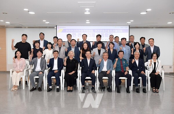 고광완 광주광역시 행정부시장이 15일 오후 시청 중회의실에서 열린 민관협의체 정기회의에 참석해 회의를 주재한 후 참석자들과 함께 기념촬영을 하고 있다. /광주광역시 제공