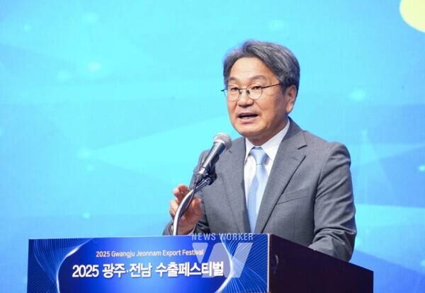 강기정 광주광역시장이 16일 오전 서구 김대중컨벤션센터에서 열린 '2025 광주·전남 수출 페스티벌'에 참석해 환영사를 하고 있다./광주광역시 제공