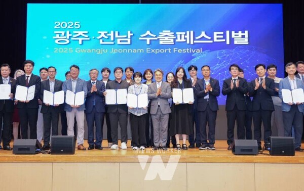 강기정 광주광역시장이 16일 오전 서구 김대중컨벤션센터에서 열린 '2025 광주·전남 수출 페스티벌'에 참석해 김영집 광주테크노파크 원장, 오익현 전남테크노파크 원장 등 내빈들과 기념촬영을 하고 있다./광주광역시 제공