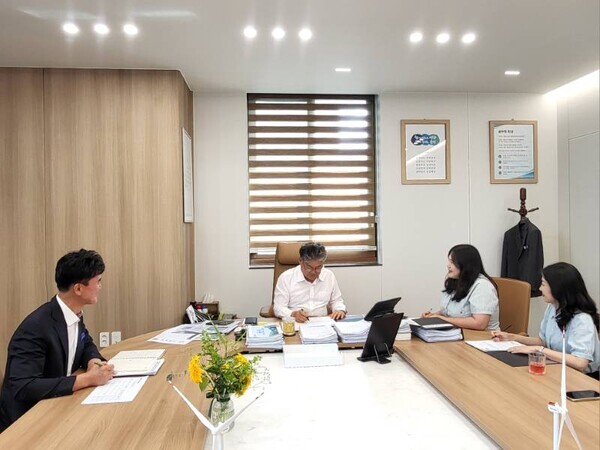 전남 영광군(군수 장세일)은 지난 11일 청년부군수와 함께 2025년 청년전용예산제 정책 제안사업을 검토하고 2026년도 예산 편성 방안을 논의했다.