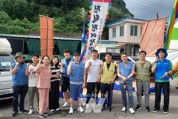 지난 14일, 광양제철소 사랑나누미 봉사단이 광양전어축제 지원 봉사활동에 나섰다