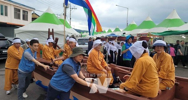 지난 14일, 광양제철소 사랑나누미 봉사단이 광양전어축제 지원 봉사활동에 나섰다