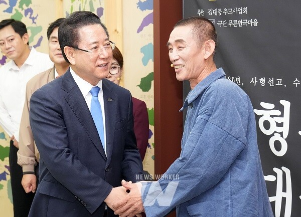 김영록 전라남도지사가 16일 무안 남도소리울림터에서 도민들과 김대중 전 대통령이 사형수로서 옥중에서 겪은 고뇌와 신념을 그린 연극 ‘사형수 김대중’을 관람한 뒤 출연진을 격려하고 있다.