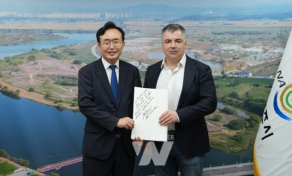 윤병태 나주시장은 16일 ‘나주글로벌에너지포럼 2025’ 기조연설을 위해 나주시를 방문한 2010년 노벨물리학상 수상자 콘스탄틴 노보셀로프 교수(오른쪽)와 만나 환담했다.