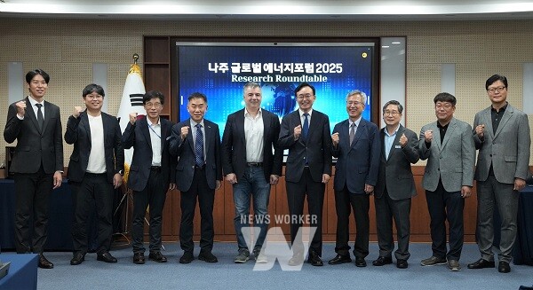 윤병태 나주시장은 16일 ‘나주글로벌에너지포럼 2025’ 기조연설을 위해 나주시를 방문한 2010년 노벨물리학상 수상자 콘스탄틴 노보셀로프 교수(왼쪽 다섯 번째) 일행을 만나 환담하고 기념사진을 촬영했다.(사진 제공-나주시)