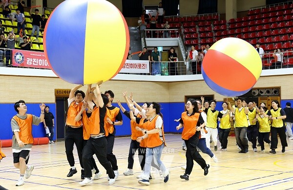 강진군이 16일 2025 공직자 페스티벌을 가졌다.