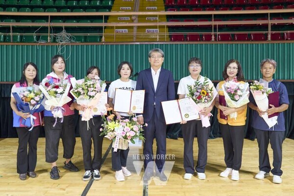 전남 구례군은 지난 16일 실내체육관에서 구례군여성단체협의회(회장 최경옥) 주관으로‘모두가 존중받는 성평등 사회, 모두가 행복한 구례’라는 슬로건으로 2025년 양성평등주간 기념행사를 개최했다.