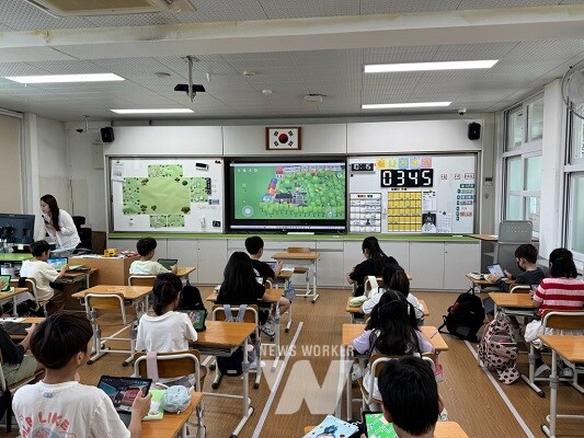 AI 디지털 교재_를 활용해 지역 초등학생에게 도로명주소를 교육하는 모습