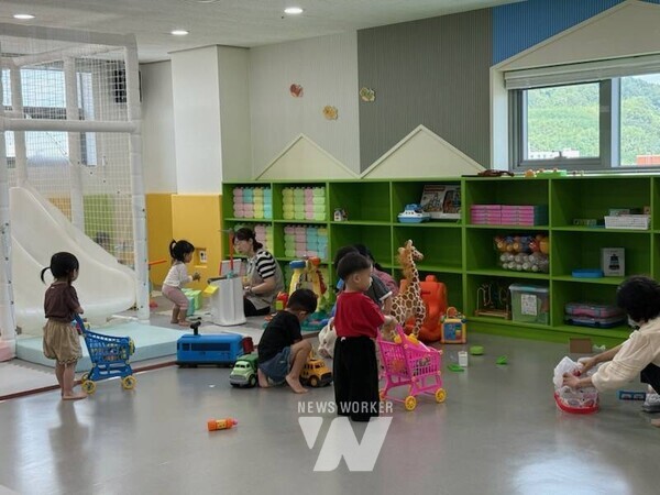 전남 영광군(군수 장세일)은 지난 16일(화) ‘영광청년육아나눔터‘ 개관식을 열고 본격적인 운영에 들어갔다.