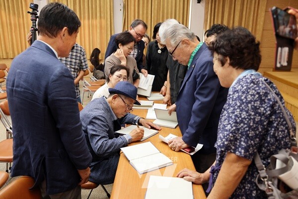 장흥군은 지난 15일 열린 ‘제588회 장흥학당 연찬회’에서 나태주 시인을 초청해 문학강연과 사인회를 개최했다.