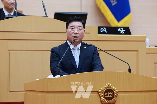 신민호 의원(더불어민주당, 순천6)이 본회의장에서 교육감에게 도정질문을 하고있다.