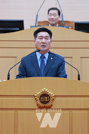 김성일 의원이 9월 16일 본회의장에서 도정질문을 하고 있다.