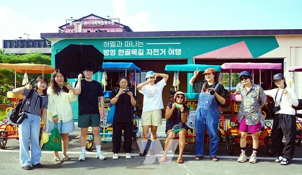 병영 사진여행에 참가한 사진작가들이 마을 투어를 앞두고 파이팅을 외쳤다.