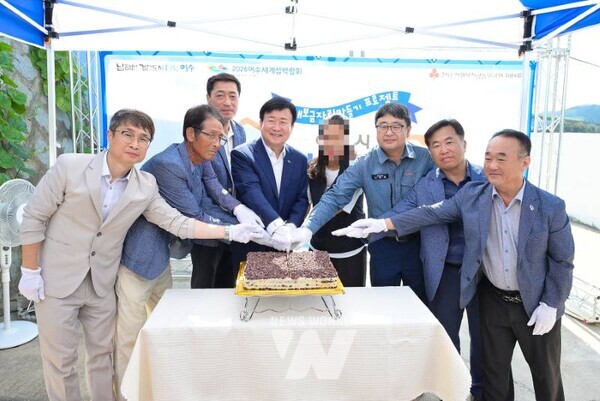 여수시(시장 정기명)는 오일허브코리아여수(주)(상무이사 나용철)와 함께 묘도동 한부모가정을 위한 ‘희망하우스 28호’를 준공하고 지난 17일 현판식을 개최했다.