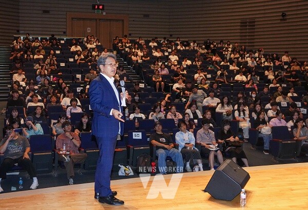 강기정 광주광역시장이 18일 오후 시청 대회의실에서 열린 '광주청년 일경험드림 드림챌린지' 행사에 참석해 인사말을 하고 있다./광주광역시 제공