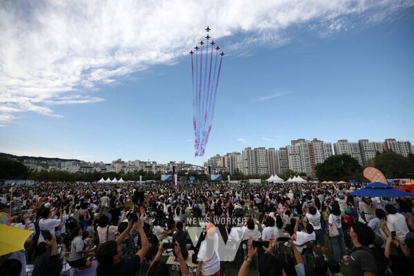제3회 광산뮤직ON페스티벌 둘째 날인 지난 21일 블랙이글스의 화려한 에어쇼가 펼쳐지고 있다.