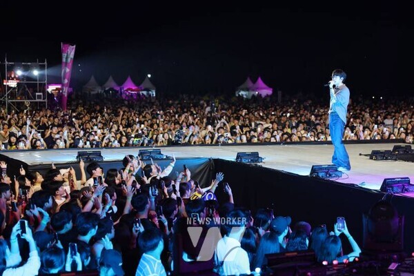 지난 20~21일 황룡친수공원에서 열린 제3회 광산뮤직ON페스티벌이 대성황을 이룬 가운데, 많은 시민이 마지막 무대에 오른 10CM(십센치) 공연을 즐기고 있다.