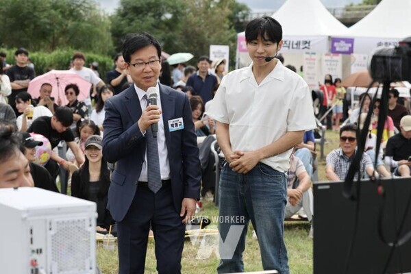 박병규 광산구청장이 지난 20일 제3회 광산뮤직ON페스티벌 현장을 찾아 올해 새롭게 선보인 거리노래방 프로그램에서 시민과 인사를 나누고 있다.