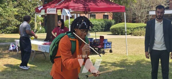 트로이대 학생들이 ‘K-웨이브데이’에 참여해 투호 놀이를 즐기고 있다.(사진3) 트로이대 학생들이 ‘K-웨이브데이’에 참여해 공기놀이를 즐기고 있다.