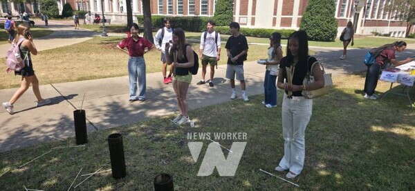 트로이대 학생들이 ‘K-웨이브데이’에 참여해 투호 놀이를 즐기고 있다.(사진3) 트로이대 학생들이 ‘K-웨이브데이’에 참여해 공기놀이를 즐기고 있다.