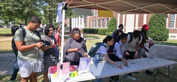 트로이대 학생들이 ‘K-웨이브데이’에 참여해 투호 놀이를 즐기고 있다.(사진3) 트로이대 학생들이 ‘K-웨이브데이’에 참여해 공기놀이를 즐기고 있다.