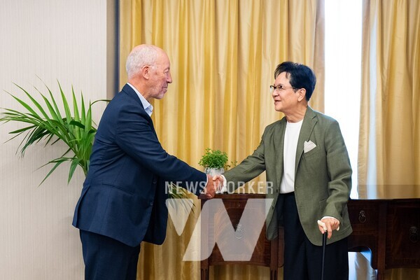 CJ그룹 이재현회장이 영국 런던에서 스포츠 마케팅 전문가 마이클 페인 대표를 만나 악수를 나누고 있다.