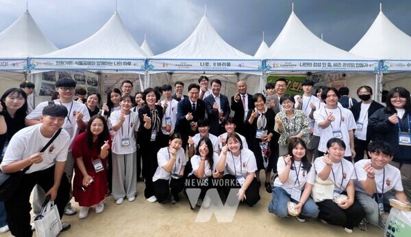 전남교육청 관계자들과 대회 참가 학생들이 제54년차 전국영농학생축제 체험 부스 앞에서 기념사진 촬영하고 있다.