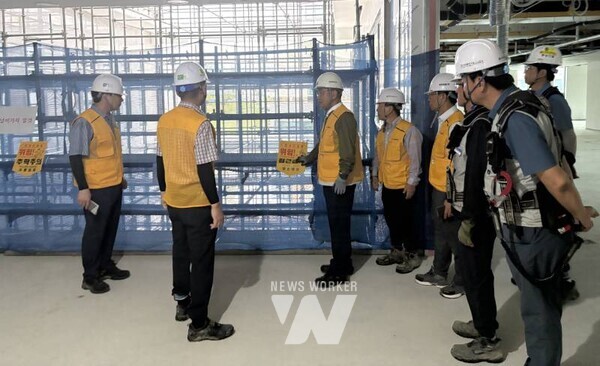 충북사업처 신규 사옥 건설 현장을 찾아 안전관리 절차 준수를 강조하는 박상형 한전KDN 사장