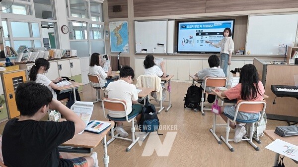 전라남도교육청 진로진학상담센터가 23일 구례 문척초등학교 학생을 대상으로 ‘2025. 하반기 초‧중 찾아가는 진로교육’을 실시하고 있다.