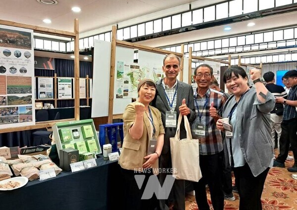 전남 완도군은 지난 17일 제주에서 열린 제9회 동아시아 농어업유산협의회 국제컨퍼런스에 참가해 청산도 구들장논 농업과 완도 지주식 김 양식업의 우수성을 홍보했다.