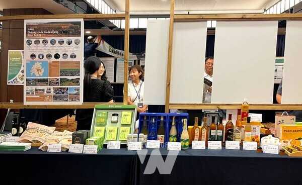 전남 완도군은 지난 17일 제주에서 열린 제9회 동아시아 농어업유산협의회 국제컨퍼런스에 참가해 청산도 구들장논 농업과 완도 지주식 김 양식업의 우수성을 홍보했다.