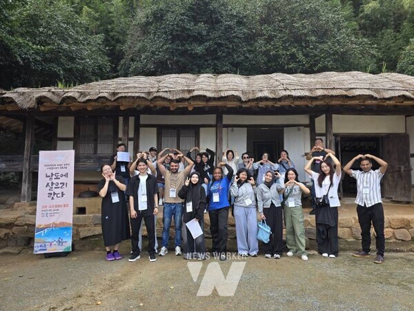 국립순천대학교(총장 이병운)는 지난 20일 전남 강진군 일대에서 외국인 유학생 17명을 대상으로 ‘2025학년도 외국인 유학생 지역살아보기(3차)’ 프로그램을 운영했다