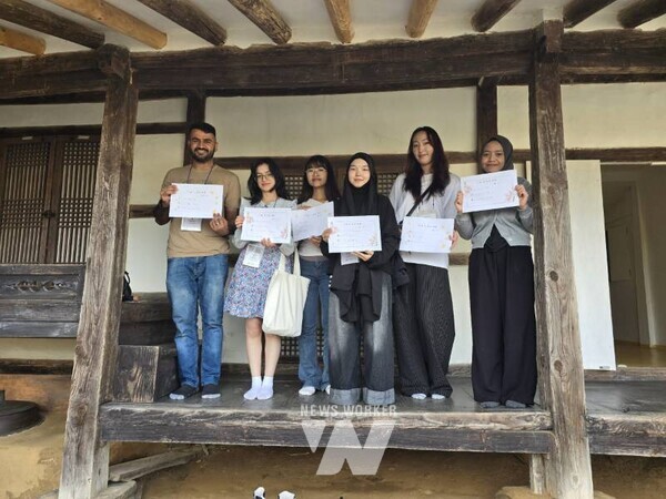 국립순천대학교(총장 이병운)는 지난 20일 전남 강진군 일대에서 외국인 유학생 17명을 대상으로 ‘2025학년도 외국인 유학생 지역살아보기(3차)’ 프로그램을 운영했다