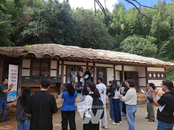 국립순천대학교(총장 이병운)는 지난 20일 전남 강진군 일대에서 외국인 유학생 17명을 대상으로 ‘2025학년도 외국인 유학생 지역살아보기(3차)’ 프로그램을 운영했다