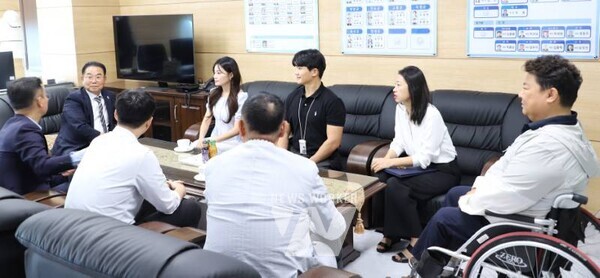 한전KDN의 전라남도장애인체육회 기부금 전달에 앞서 담소를 나누고 있다