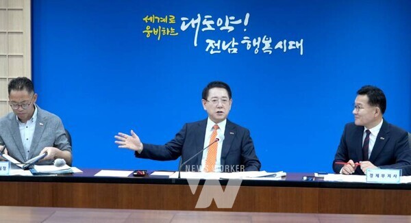 김영록 전라남도지사가 24일 도청 서재필실에서 실국장 및 관련 기관이 참석한 가운데 ‘전남 에너지미래도시 100일 플랜 klck-off 회의’를 주재하고 있다.