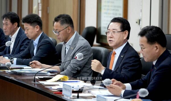 김영록 전라남도지사가 24일 도청 서재필실에서 실국장 및 관련 기관이 참석한 가운데 ‘전남 에너지미래도시 100일 플랜 klck-off 회의’를 주재하고 있다.