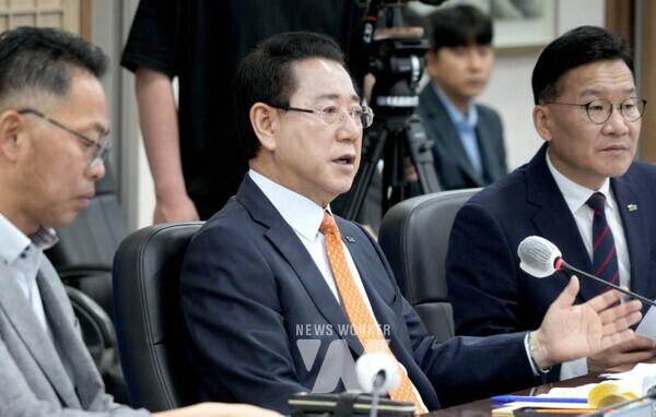 김영록 전라남도지사가 24일 도청 서재필실에서 실국장 및 관련 기관이 참석한 가운데 ‘전남 에너지미래도시 100일 플랜 klck-off 회의’를 주재하고 있다.