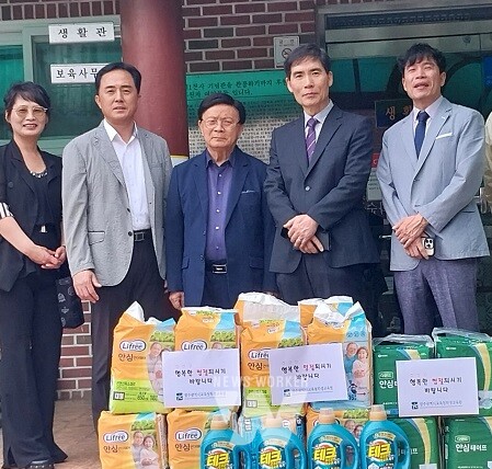 광주광역시교육청학생교육원(이하 학생교육원) 직원들이 추석을 앞두고 24일 화순군 동면에 있는 장애인복지시설 ‘화순 사랑의 집’을 방문해 이웃사랑을 실천했다