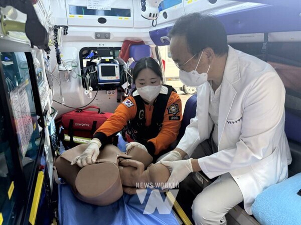 25일, 함평성심병원 산부인과 전문의가 119 구급대원을 대상으로 응급분만 교육을 하는 모습