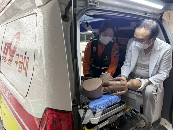 25일, 함평성심병원 산부인과 전문의가 119 구급대원을 대상으로 응급분만 교육을 하는 모습