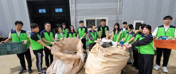한국농수산식품유통공사(aT, 사장 홍문표)는 23일 나주시 인근 농가와 영산강 일원에서 본사와 노조 직원 20여 명이 참여한 ‘깨끗한 농촌 만들기 플로깅 캠페인’을 진행했다.