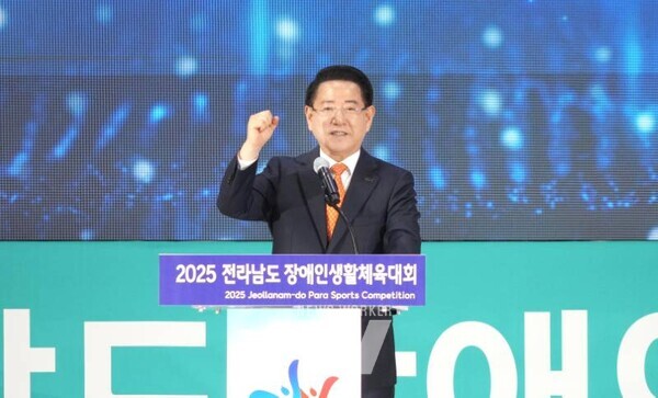 김영록 전라남도지사가 25일 영광스포티움 국민체육센터에서 열린 ‘2025 전남장애인생활체육대회’ 개막식에서 대회사를 하고 있다.(2025 전라남도장애인생활체육대회 개최 3)김영록 전라남도지사(오른쪽)가 25일 영광스포티움 국민체육센터에서 열린 ‘2025 전남장애인생활체육대회’ 개막을 알리는 박수를 치고 있다.