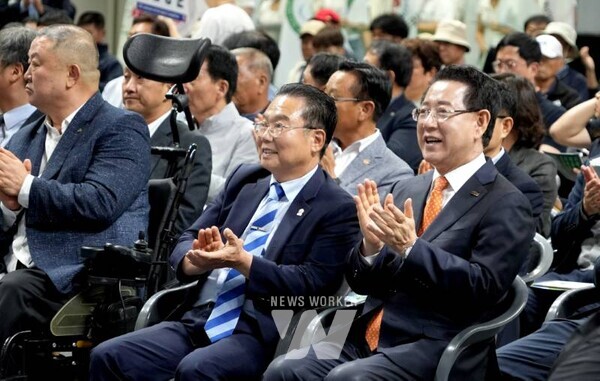 김영록 전라남도지사(오른쪽)가 25일 영광스포티움 국민체육센터에서 열린 ‘2025 전남장애인생활체육대회’ 개막을 알리는 박수를 치고 있다.