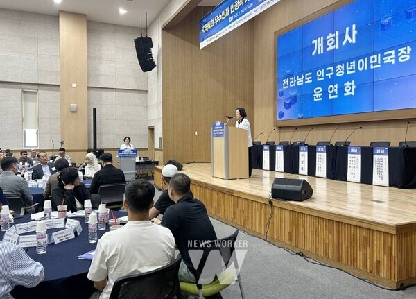  개회사하는 윤연화 국장