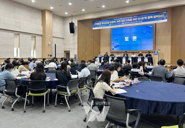 국립목포대학교(총장 송하철) 전남이민외국인종합지원센터는 지난 24일(수) ‘지역특화 우수인재 안정적 거주 기반 구축을 위한 민·관·학 정책 원탁회의’를 열었다.