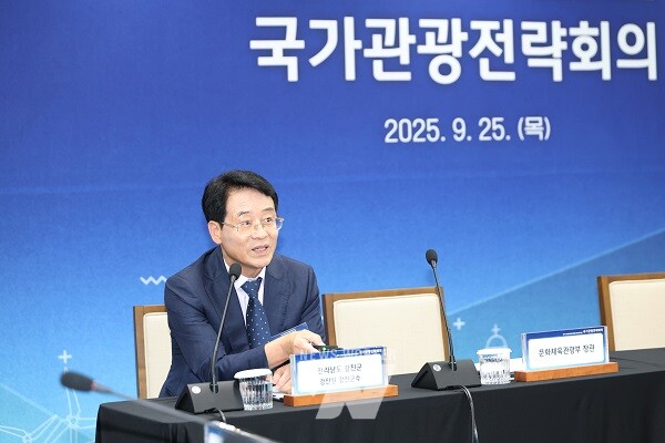 강진원 강진군수가 국무총리 주재 관광전략회의에서 전국 최초 ‘반값여행’ 정책 성과를 발표하고 있다.