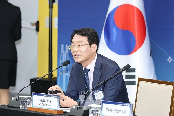 강진원 강진군수가 국무총리 주재 관광전략회의에서 전국 최초 ‘반값여행’ 정책 성과를 발표하고 있다.