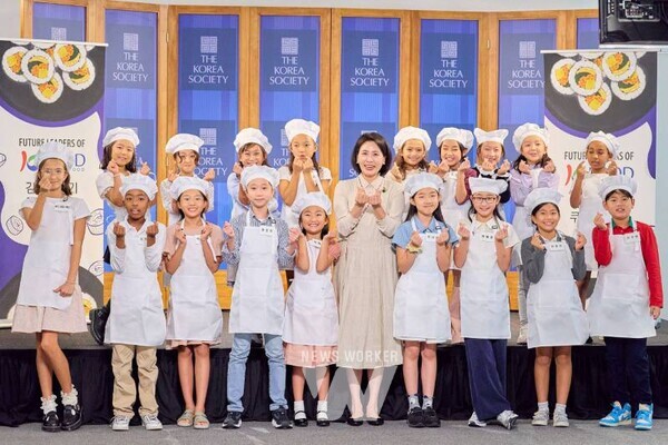 한국농수산식품유통공사(aT, 사장 홍문표)는 지난 24일 뉴욕총영사관과 함께 맨해튼에 위치한 코리아소사이어티(The Korea Society)에서 김혜경 여사와 한국학교 어린이들이 참가한 가운데 K-푸드 김밥만들기 쿠킹클래스를 개최했다.